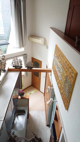 东京Setagaya-ku - House - Vacation STAY 16505的一个带水槽和台面的小厨房