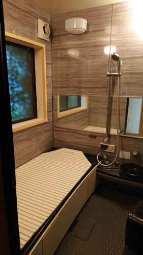 东京Setagaya-ku - House - Vacation STAY 16505的小房间设有床和窗户