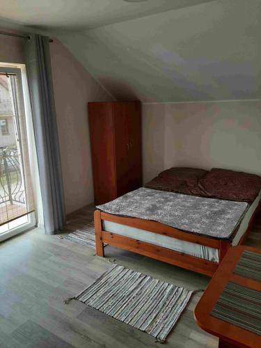 弗瓦迪斯瓦沃沃Villa na pokladzie的一间卧室设有一张床和一个大窗户
