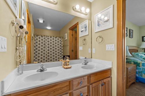 纳格斯黑德5711 - OBX Ta SEA by Resort Realty的一间带水槽和镜子的浴室