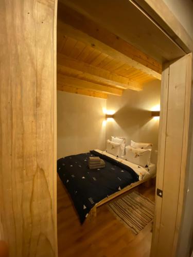 科利比塔Granero Colibita的小房间设有一张小床和木制天花板