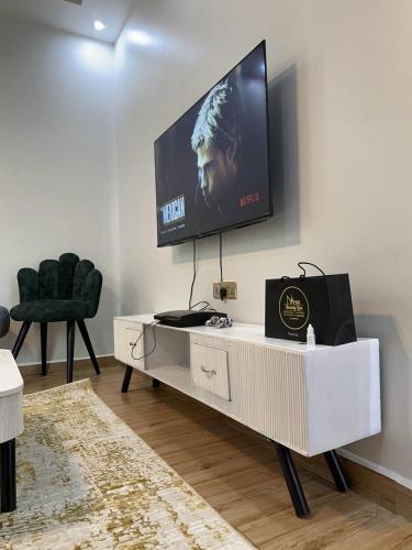KiraLyrrh Homes Apartments的客厅设有壁挂式平面电视。