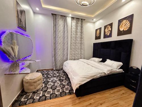 KiraLyrrh Homes Apartments的一间卧室配有一张紫色光大床