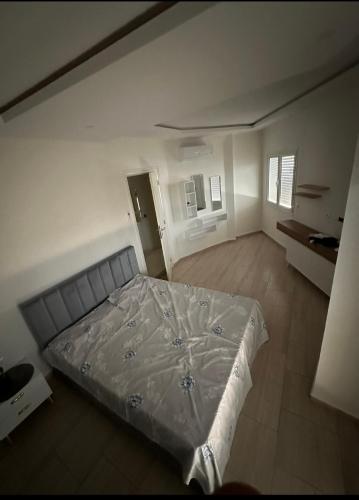 杰尔吉斯Bel appartement的一间卧室,卧室内配有一张大床