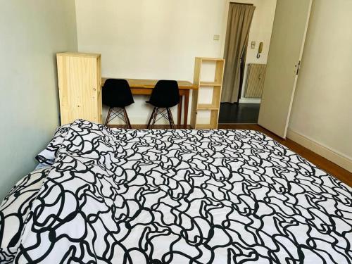 尚贝里Chand Mama的一间卧室配有黑白床和两把椅子