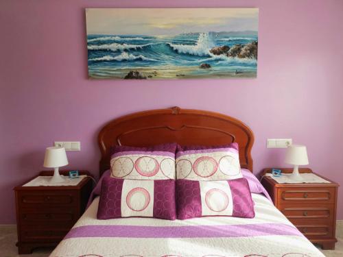 拉赫O Recuncho de Macías的一间卧室配有一张带2个床头柜和2盏灯的床。