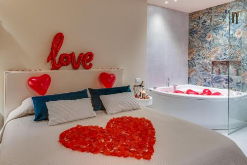 夏卡!!! IDROMASSAGGIO !!! - Love Suite的卧室配有一张墙上心灵床