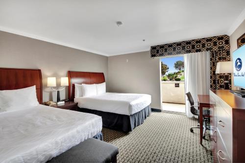 丹纳岬丹纳岬贝斯特韦斯特滨海海岸酒店的酒店客房设有两张床和电视。