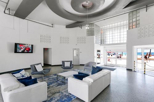 好莱坞谢尔登酒店的客厅配有白色沙发和蓝色椅子