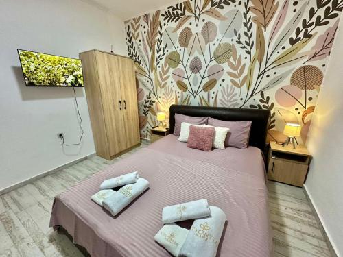 乌尔齐尼City center的卧室配有粉红色的床和两个枕头