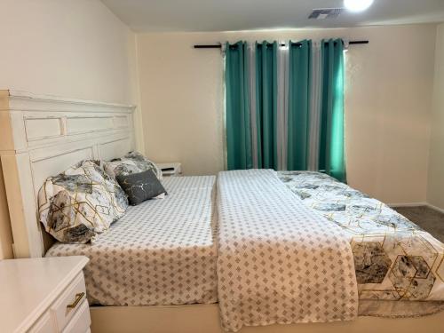 CoolidgePeace home的一间卧室配有床和绿色窗帘