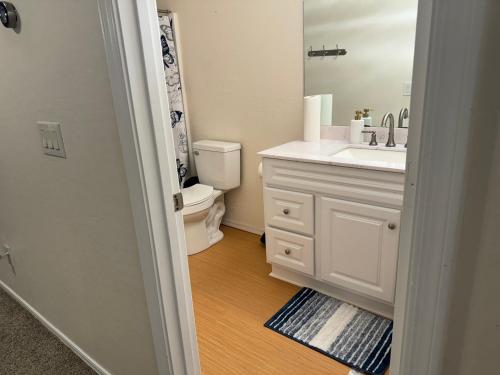 CoolidgePeace home的白色的浴室设有卫生间和水槽。