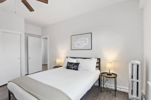芝加哥2BR Cozy and Furnished Apt in Hyde Park - Hyde Park 405的卧室配有一张白色大床和两盏灯。