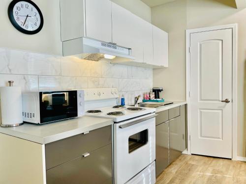 休斯顿Cozy location in Midtown!的白色的厨房配有微波炉和炉灶。