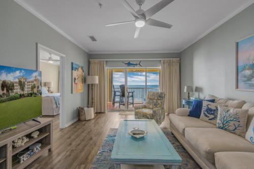 奥兰治比奇Marlin Key 4C by Vacation Homes Collection的带沙发和电视的客厅