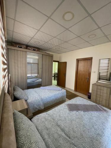 安曼Apartment for rent 50M fully furnished -completely new的一间带两张床和一张沙发的卧室