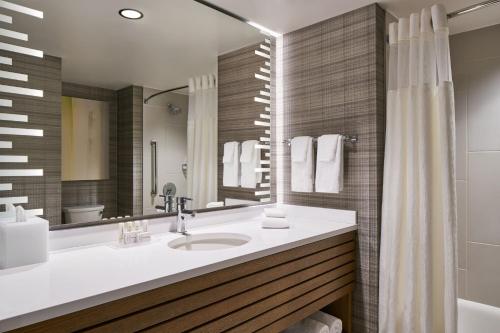 华盛顿华盛顿市中心/会议中心万怡酒店的一间带水槽和镜子的浴室