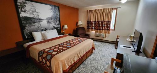 艾恩芒廷Hotel Iron Mountain Inn & Suites - Stay Express Collection的酒店客房设有一张大床和一台电视。