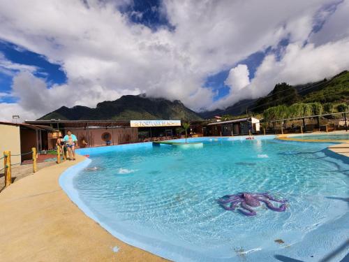 巴尼奥斯Hotel Pueblo del mundo的水中人的大型游泳池