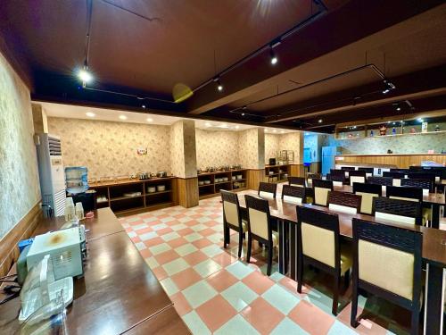 马公澎湖安一海景大饭店的餐厅设有1间带桌椅的用餐室