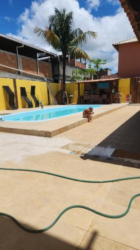 里约达欧特拉斯POUSADA FLOR DO CARIBE的地面上带软管的游泳池