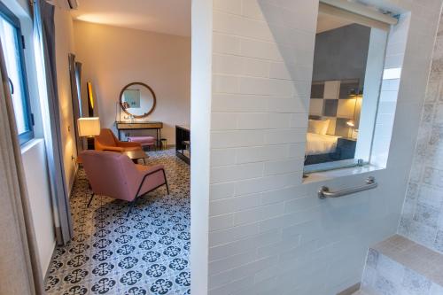 梅里达ACQUA IN BOCCA的酒店客房带椅子和镜子