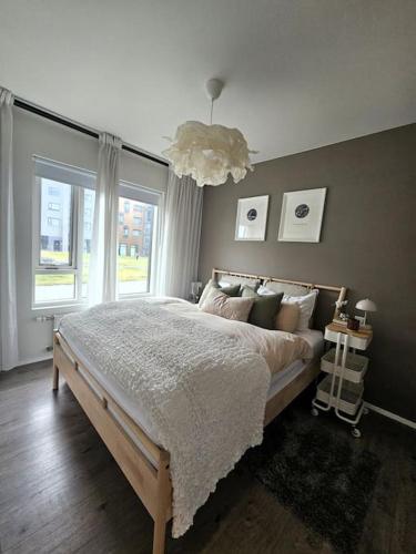 雷克雅未克The love nest in Reykjavik的一间卧室设有一张大床和一个大窗户