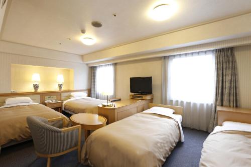 带广带广大露台经济型酒店的酒店客房设有三张床和电视。