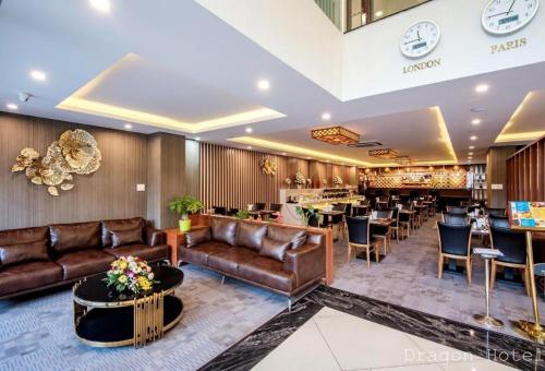 胡志明市Golden Dragon Hotel Sài Gòn的带沙发的酒店大堂和酒吧