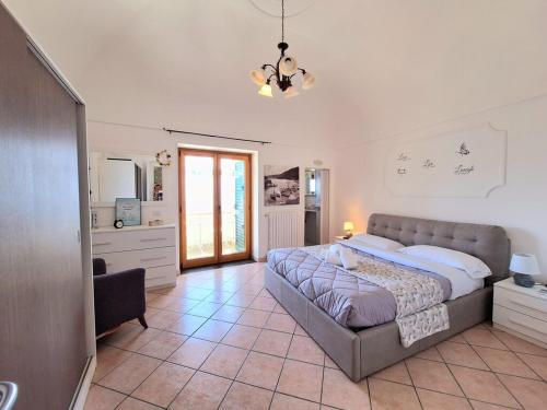 康加德马里尼villa lucia的一间卧室,卧室内配有一张大床