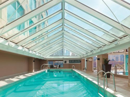 墨尔本墨尔本朗廷酒店的一个带玻璃天花板的游泳池