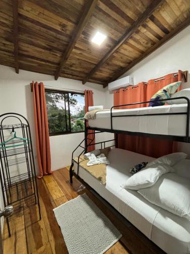 福尔图纳Cabañas Litos #1的客房设有两张双层床和一扇窗户。