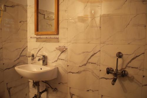 列城Karma Lodge的一间带水槽和镜子的浴室