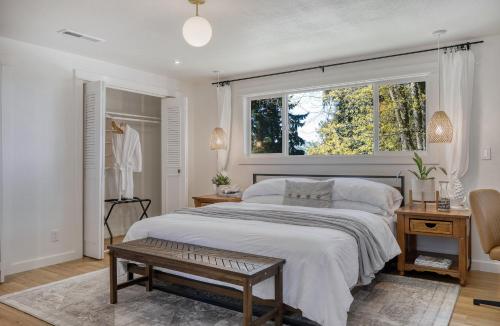 尤金Zen Haus Serene Retreat, prime location with views的一间卧室设有一张大床和一个窗户。