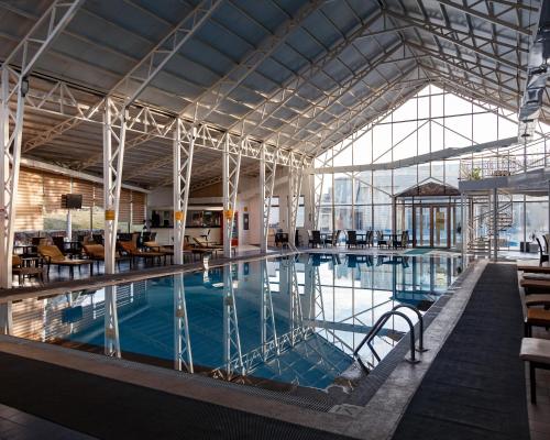 奥什Jannat Resort Osh的大型建筑中的大型游泳池
