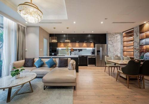 胡志明市Landmark 81 and Vinhomes Riverside Residence的带沙发和桌子的客厅以及厨房。