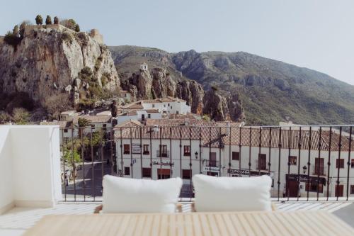 瓜达莱斯特Olcina apartments的享有背景山景建筑的景致。