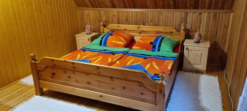 尼赖吉哈佐Villa Jare I的一间卧室,卧室内配有一张木床