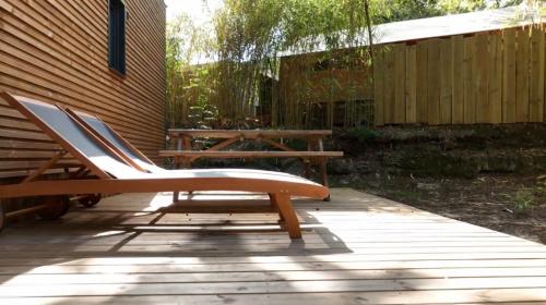 拉卡诺Lodging Le Lac的一个带长凳和野餐桌的庭院