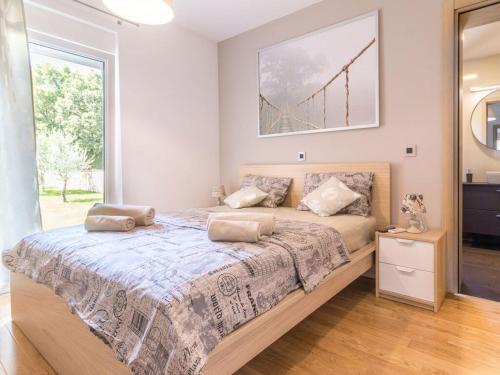 瓦图拉Istra Kamen Comfortable holiday residence的一间卧室设有一张大床和一个大窗户