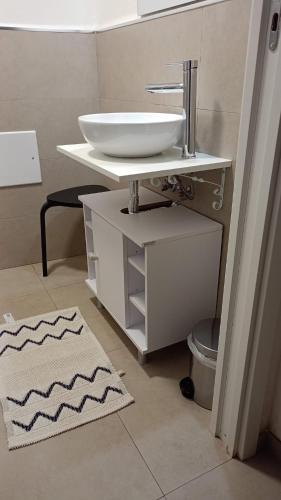 巴里IL CORTILETTO的浴室设有白色水槽和地毯。