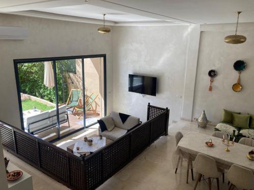 马拉喀什New villa in Marrakech palmeraie的客厅配有沙发和桌子