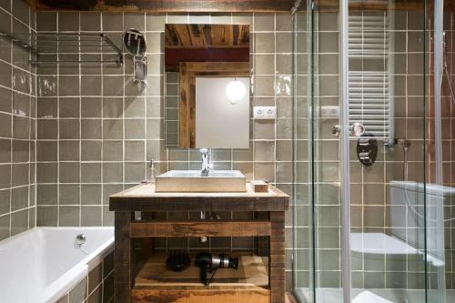 萨拉尔杜LUDERNA - Apartamento Pin Roi的一间带水槽、浴缸和镜子的浴室