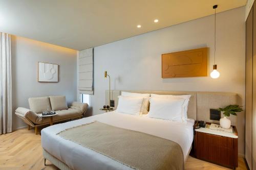 特拉维夫Jewel TLV Hotel的酒店客房设有一张大床和一张沙发。
