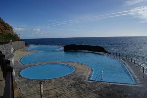 克鲁什港科斯塔琳达酒店的一座背景海洋的游泳池