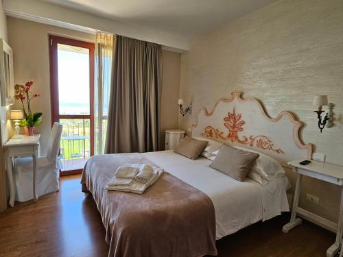 巴多利诺B&B Corte Frisonai的一间设有大床和窗户的酒店客房