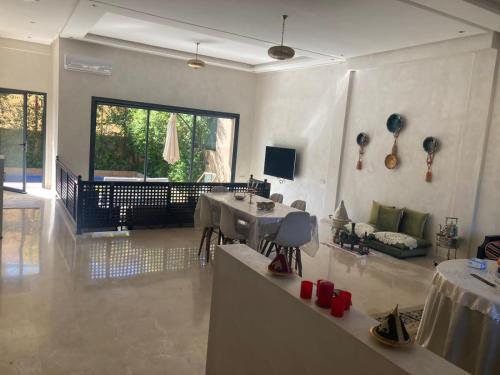 马拉喀什New villa in Marrakech palmeraie的客厅配有桌子和沙发