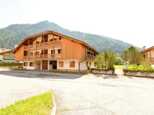 博萨迪法萨Spacious Chalet with Garden near Ski Area in Tyrol的一座大型的木制建筑,以群山为背景