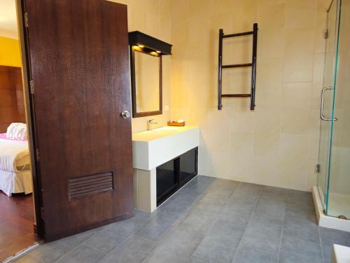 华欣Baan Mesuk Hua Hin Spa and Resort的一间带水槽和镜子的浴室