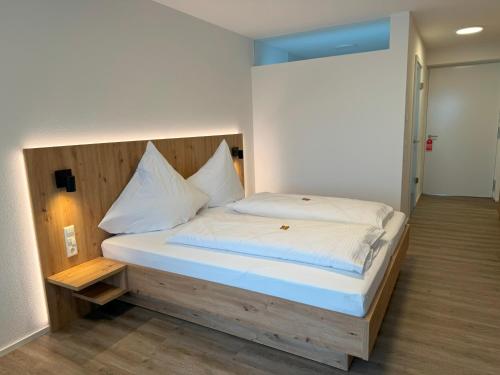 MEIN MOTEL - Self Check-in的一张带木制床头板的床